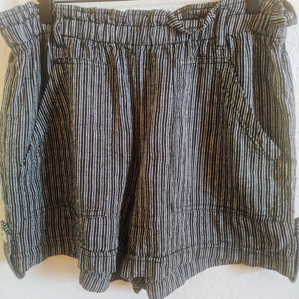 Time & Tru Linen Blend shorts